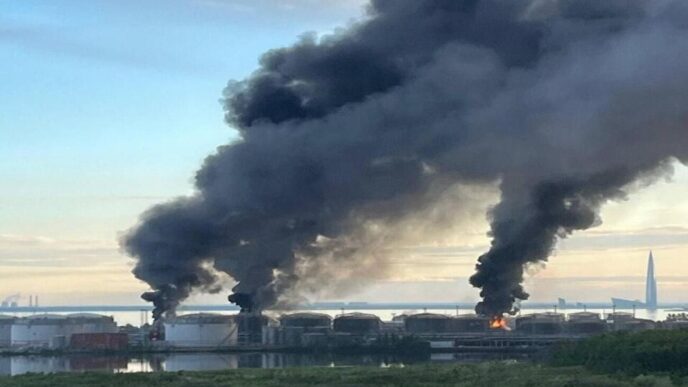 Дрони вдарили по нафтовому терміналу в Санкт‑Петербурзі: масштабна пожежа та вибухи 16 Дрони вдарили по нафтовому терміналу в Санкт‑Петербурзі: масштабна пожежа та вибухи 15