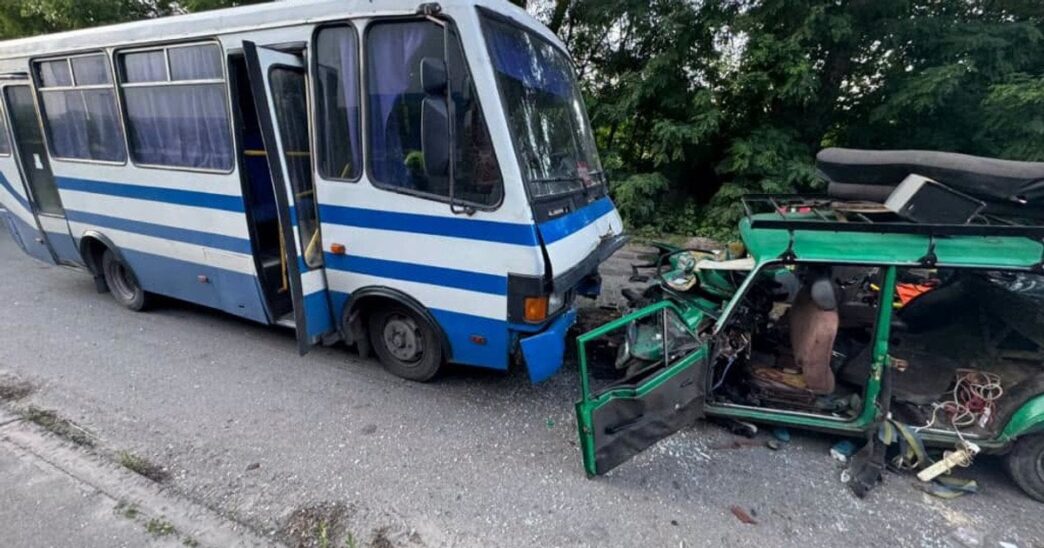 Трагедія в Броварах: внаслідок зіткнення ВАЗ з автобусом загинула 2‑річна дитина, 9 осіб постраждали 4 Трагедія в Броварах: внаслідок зіткнення ВАЗ з автобусом загинула 2‑річна дитина, 9 осіб постраждали 3
