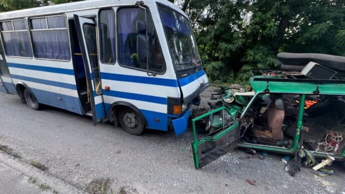 Трагедія в Броварах: внаслідок зіткнення ВАЗ з автобусом загинула 2‑річна дитина, 9 осіб постраждали 27