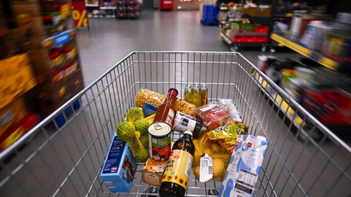 Дефіцит продуктів у Криму: обмеження продажу цукру, круп і борошна 7