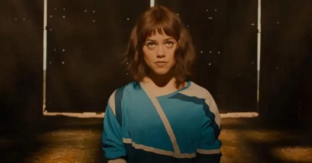 Трейлер фільму «Клара і Сонце» (2026) — Дженні Ортезі у ролі андроїда‑компаньйона 133