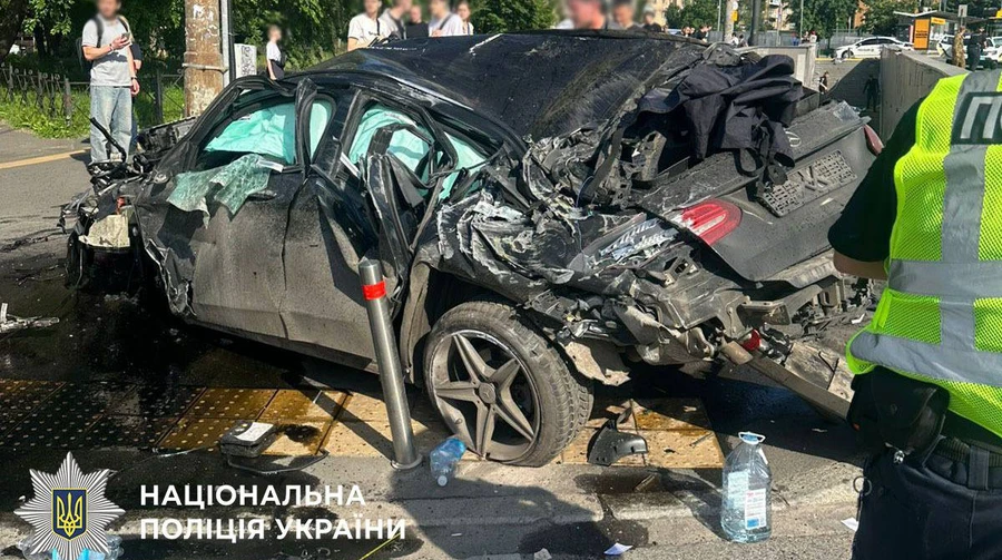 ЖАХЛИВЕ ДТП. 4 загиблих і 3 поранених: Mercedes на шаленій швидкості влетів у пішохідну зону в Києві 5