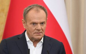 Туск прокоментував зміну маршруту польоту Зеленського та скандал навколо УПА 37