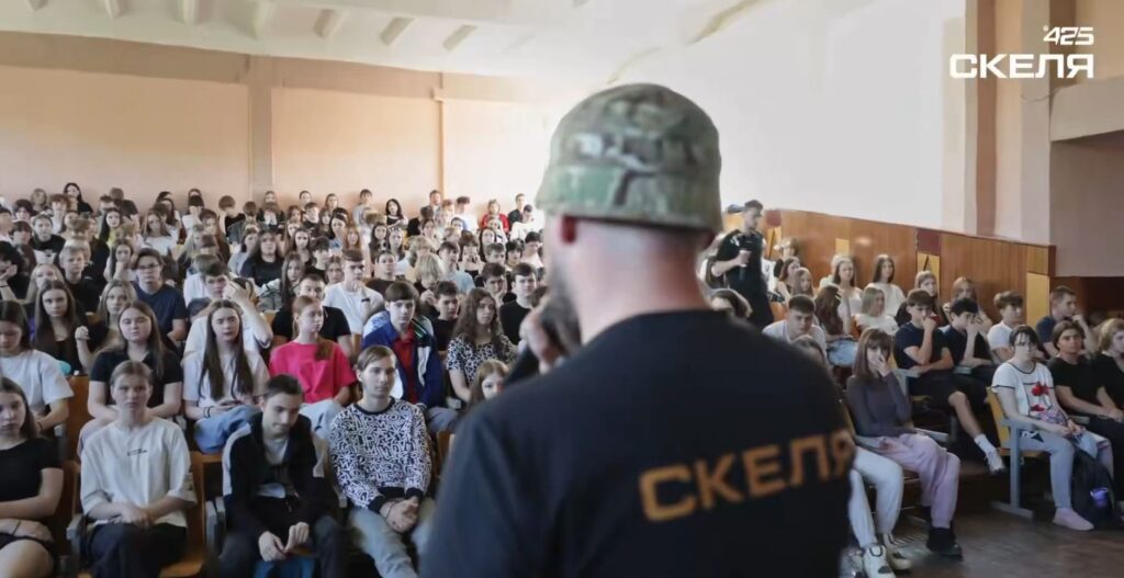Зброя, дрони та такмед: як бійці полку «Скеля» влаштували драйвовий вишкіл для ліцеїстів (ВІДЕО) 6 Зброя, дрони та такмед: як бійці полку «Скеля» влаштували драйвовий вишкіл для ліцеїстів (ВІДЕО) 5