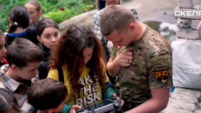Незламні захисники в очах майбутнього: бійці полку «Скеля» завітали до гімназії «Ерудит» 7