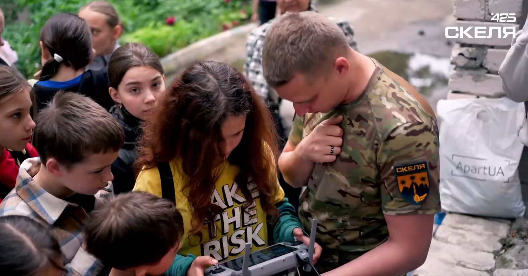 Незламні захисники в очах майбутнього: бійці полку «Скеля» завітали до гімназії «Ерудит» 57