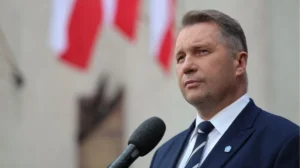 Пшемислав Чарнек від ПіС закликав зупинити всю допомогу ЄС Україні: реакція уряду 33