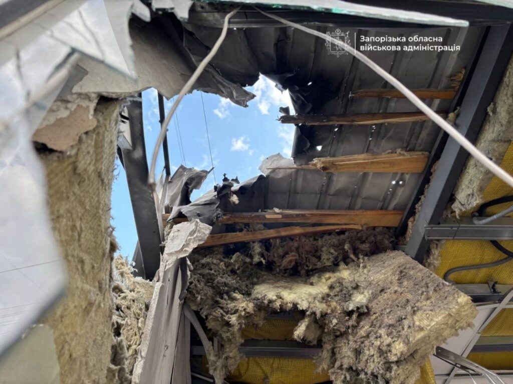 Двоє дітей поранені: російський дрон вдарив по торговій точці в Запоріжжі 7