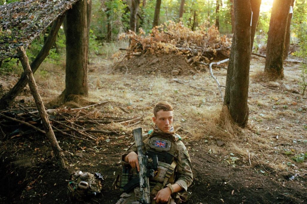 Анджеліна Джолі показала фото війни в Україні від друга, який втратив кінцівки 11
