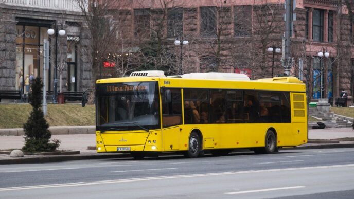 Громадський транспорт у Києві після російської атаки: зміни у маршрутах і тимчасові рішення 28 Громадський транспорт у Києві після російської атаки: зміни у маршрутах і тимчасові рішення 27