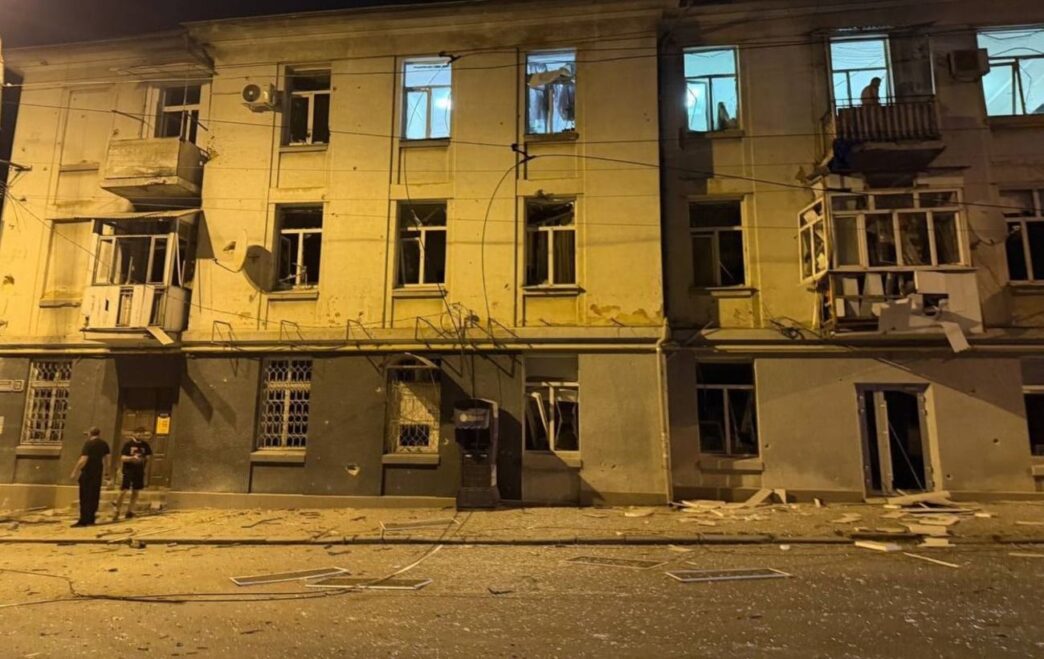 В Одесі підвищилася кількість постраждалих після ракетного удару РФ, серед них – діти 4 В Одесі підвищилася кількість постраждалих після ракетного удару РФ, серед них – діти 3