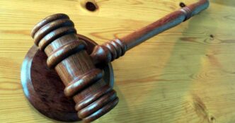 Суд у Львівській області оштрафував бабусю за напад на вчительку онука 25