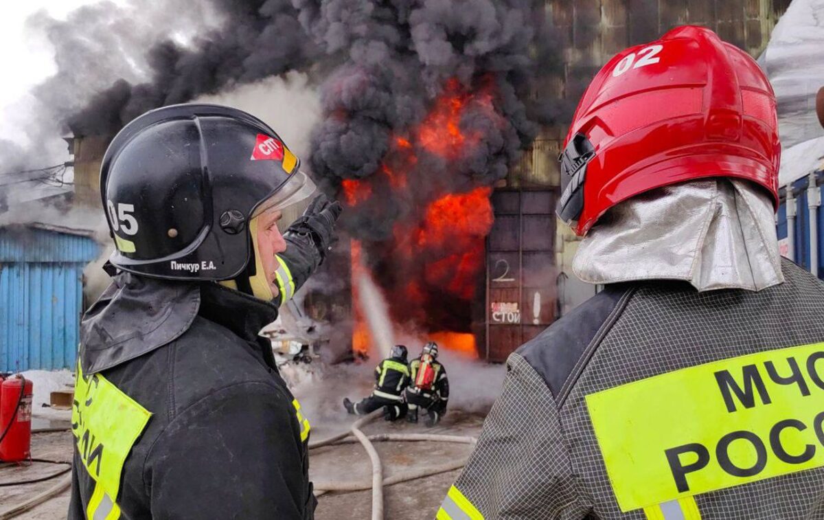 Дрони України вночі вразили російські нафтопереробні заводи та логістичний центр Wildberries 77