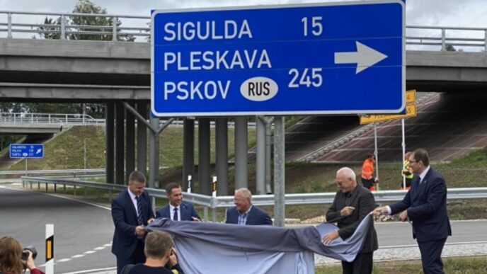 Латвія планує замінити дорожні знаки з назвами Росії та Білорусі до вересня 2026 року 9
