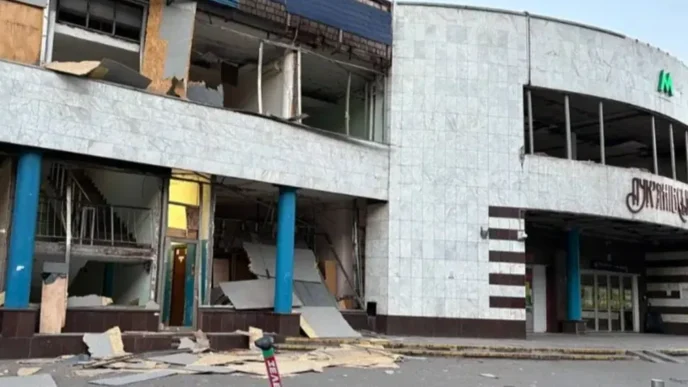 У Києві станція метро «Лукʼянівська» закрита через пошкодження вестибюлю від вибухової хвилі 24 У Києві станція метро «Лукʼянівська» закрита через пошкодження вестибюлю від вибухової хвилі 23
