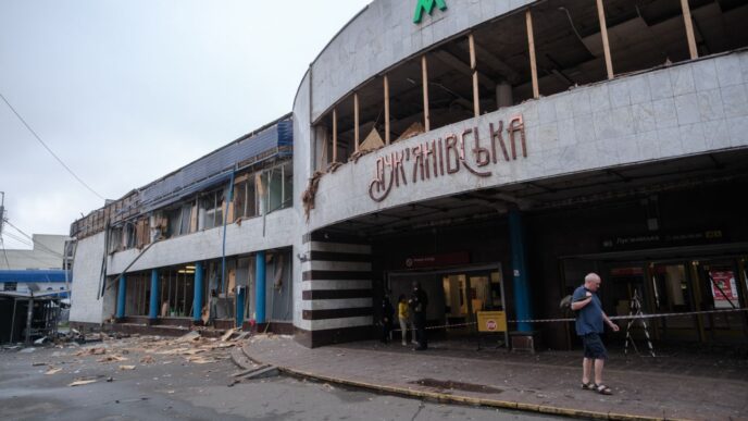 КМДА планує встановити тимчасовий наземний пішохідний перехід біля метро «Лук'янівська» після пошкоджень 20 КМДА планує встановити тимчасовий наземний пішохідний перехід біля метро «Лук'янівська» після пошкоджень 19