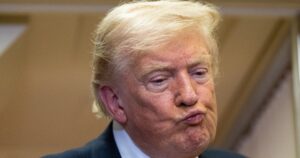 Трамп балансує між звинуваченнями у китайському втручанні та спробами налагодити відносини з Пекіном 35
