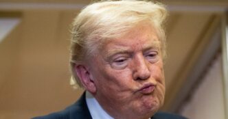 Трамп балансує між звинуваченнями у китайському втручанні та спробами налагодити відносини з Пекіном 17