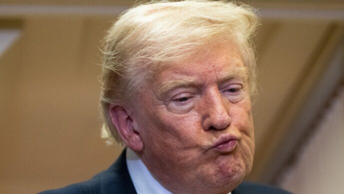 Трамп балансує між звинуваченнями у китайському втручанні та спробами налагодити відносини з Пекіном 16 Трамп балансує між звинуваченнями у китайському втручанні та спробами налагодити відносини з Пекіном 15