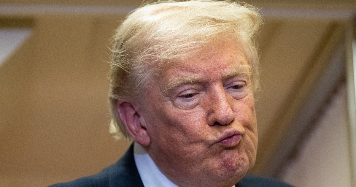 Трамп балансує між звинуваченнями у китайському втручанні та спробами налагодити відносини з Пекіном 17