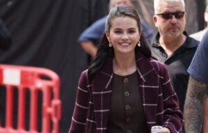 Селена Гомес у бордовому пальті та твідовій спідниці під час зйомок Only Murders in the Building у Лондоні 47