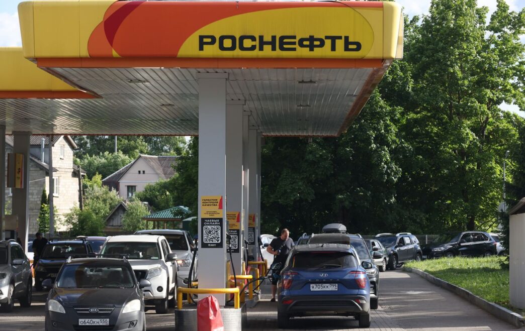 Росія шукає додаткові поставки бензину в Індію після втрати нафтопереробних потужностей 4 Росія шукає додаткові поставки бензину в Індію після втрати нафтопереробних потужностей 3