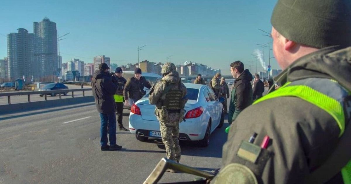 Вибухівка в бургері McDonald’s: дівчина намагалася підірвати військових на блокпосту під Черніговом 69
