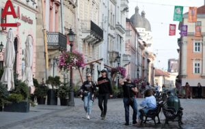 Прогноз погоди на вихідні в Україні: дощі, грози та поступове потепління 35