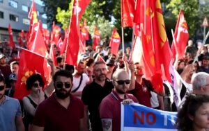 Поліція Туреччини затримала понад 100 комуністів під час протесту проти саміту НАТО в Анкарі 201