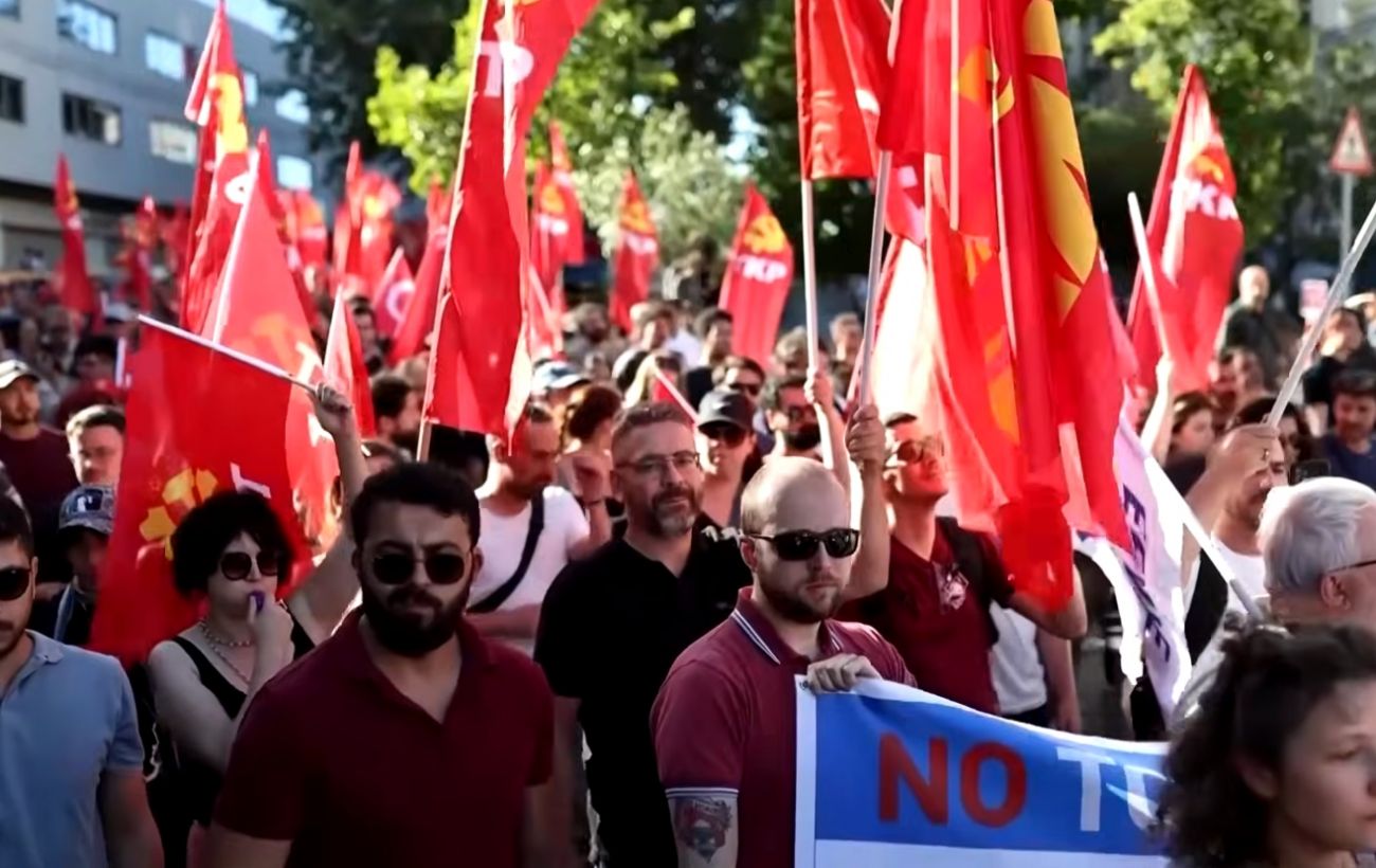 Поліція Туреччини затримала понад 100 комуністів під час протесту проти саміту НАТО в Анкарі 25