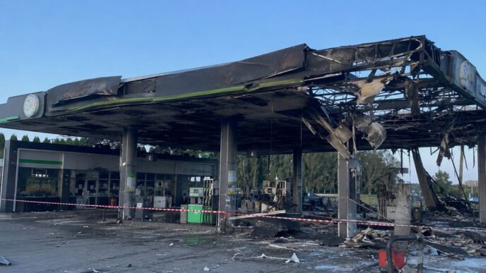 У Миколаєві пошкоджено дві автозаправні станції під час удару безпілотників РФ 12 У Миколаєві пошкоджено дві автозаправні станції під час удару безпілотників РФ 11