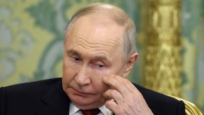 Яхта Путіна під ескортом військових кораблів прямує до Мурманська 8 Яхта Путіна під ескортом військових кораблів прямує до Мурманська 7