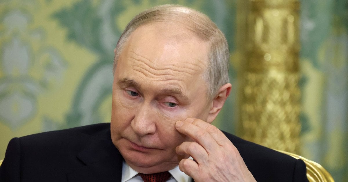 Яхта Путіна під ескортом військових кораблів прямує до Мурманська 1