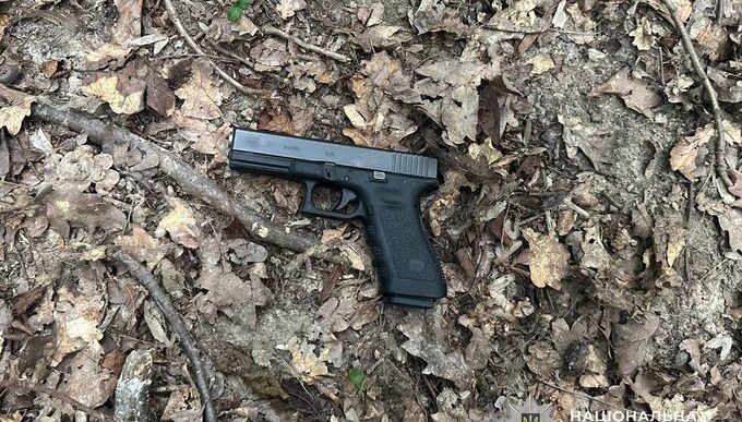 Затримання стрільця в Ужгороді: 48-річний Іван Вашинець з Glock 17 у лісі 34 Затримання стрільця в Ужгороді: 48-річний Іван Вашинець з Glock 17 у лісі 33