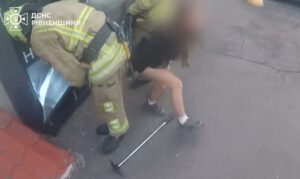 15-річна дівчина застрягла в поштоматі: як рятувальники провели незвичайну операцію у Рівному 201