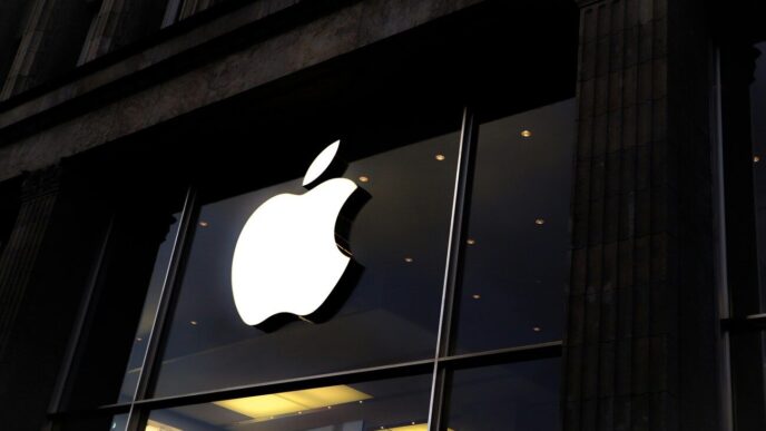 Apple попереджає про шпигунські атаки: 110 країн, включаючи Україну, отримали сповіщення 8 Apple попереджає про шпигунські атаки: 110 країн, включаючи Україну, отримали сповіщення 7