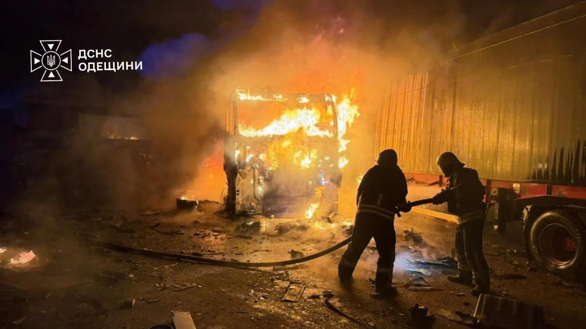 Атака на зернові вантажівки в Одеській області: загинув цивільний, три поранені 7