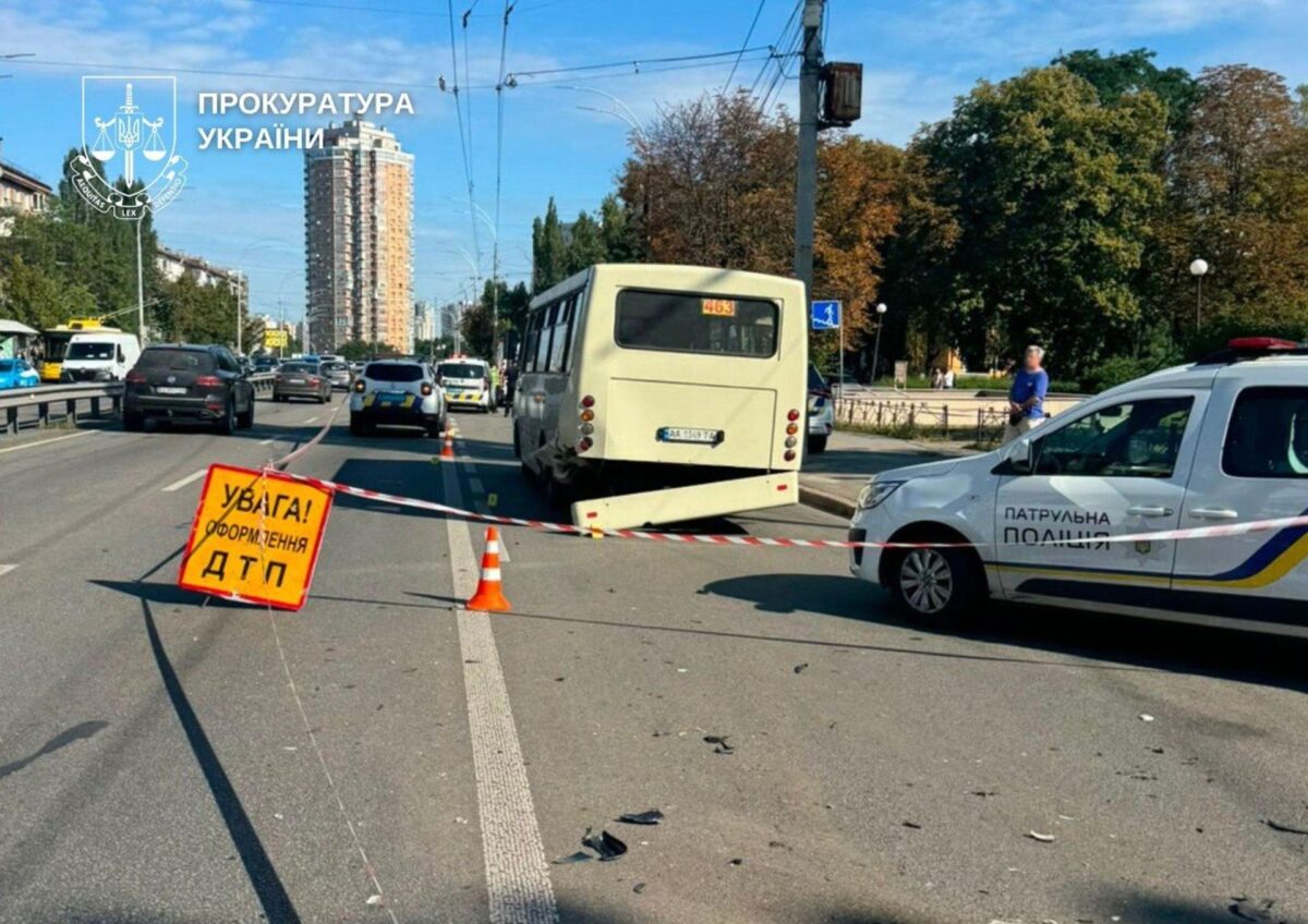 Трагічна ДТП у Солом'янському районі Києва: зіткнення легковика з автобусом і вїзд у зупинку 14 Трагічна ДТП у Солом'янському районі Києва: зіткнення легковика з автобусом і вїзд у зупинку 13