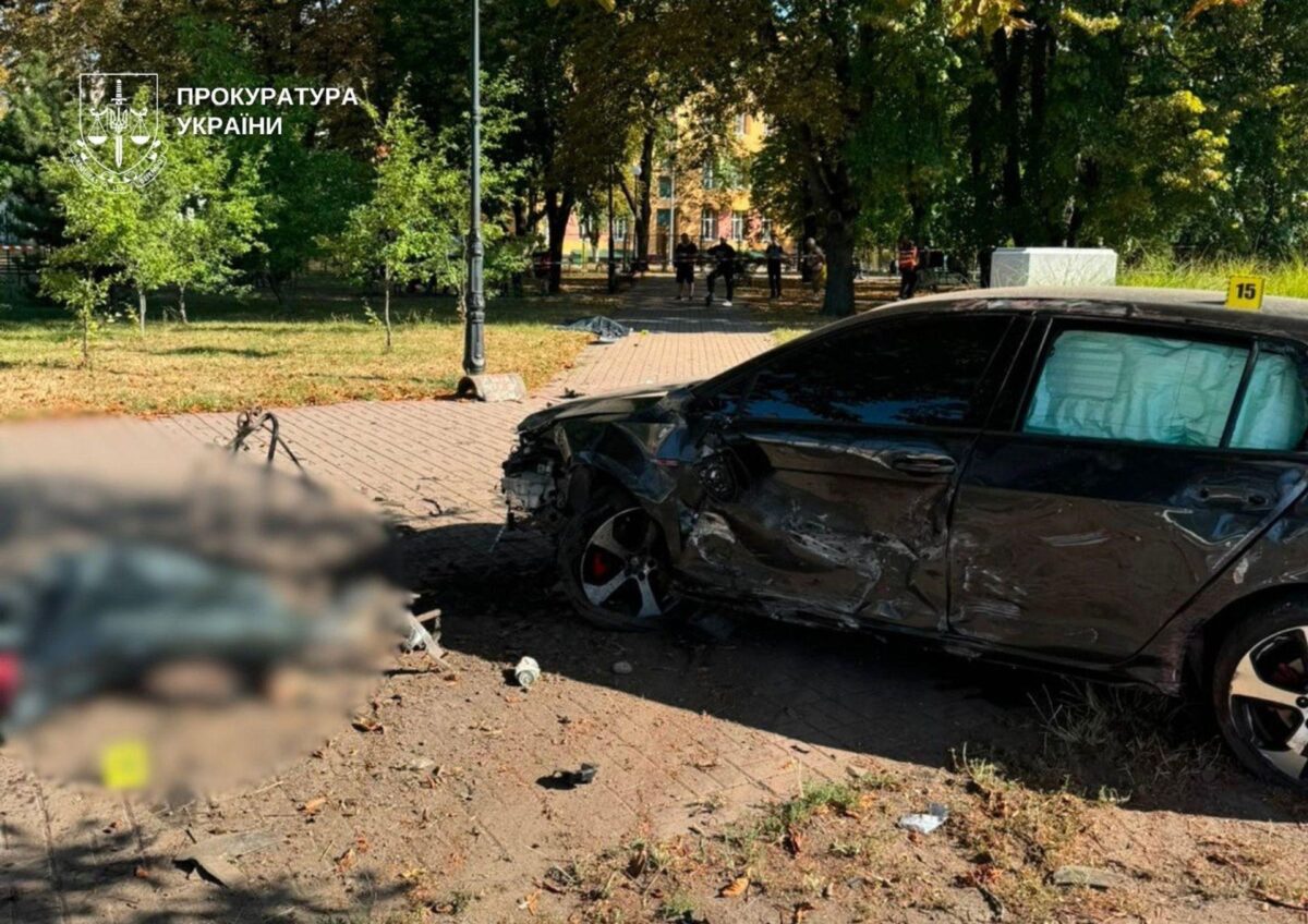 Трагічна ДТП у Солом'янському районі Києва: зіткнення легковика з автобусом і вїзд у зупинку 18 Трагічна ДТП у Солом'янському районі Києва: зіткнення легковика з автобусом і вїзд у зупинку 17
