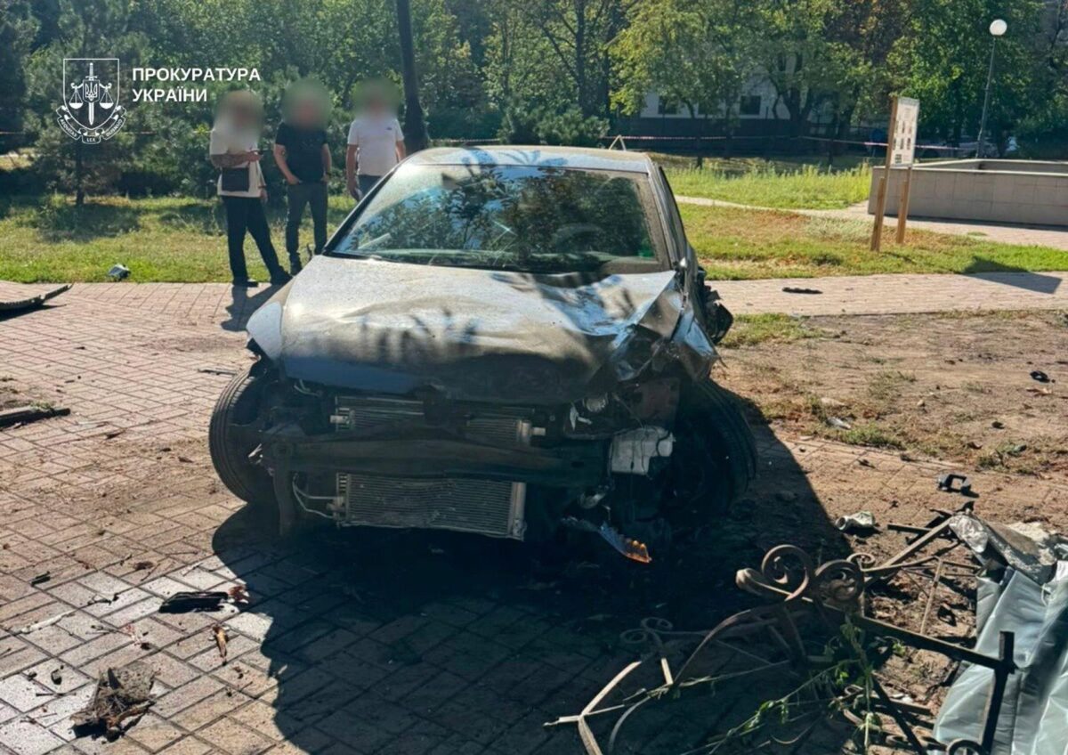 Трагічна ДТП у Солом'янському районі Києва: зіткнення легковика з автобусом і вїзд у зупинку 16 Трагічна ДТП у Солом'янському районі Києва: зіткнення легковика з автобусом і вїзд у зупинку 15