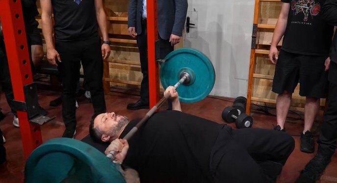 Зеленський зіграв у теніс і стріляв з лука з ветеранами у Франківську 35