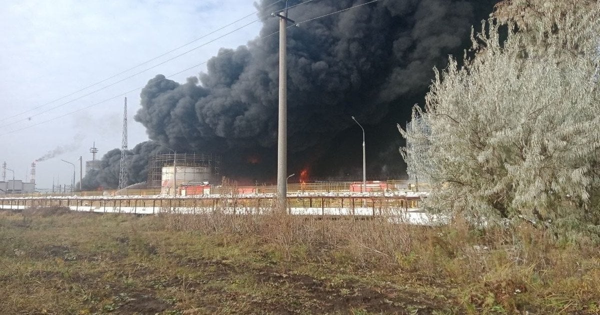 Росія: "добрі" дрони масово атакували Татарстан, "прилетіло" по ключовому нафтопереробному заводу 303