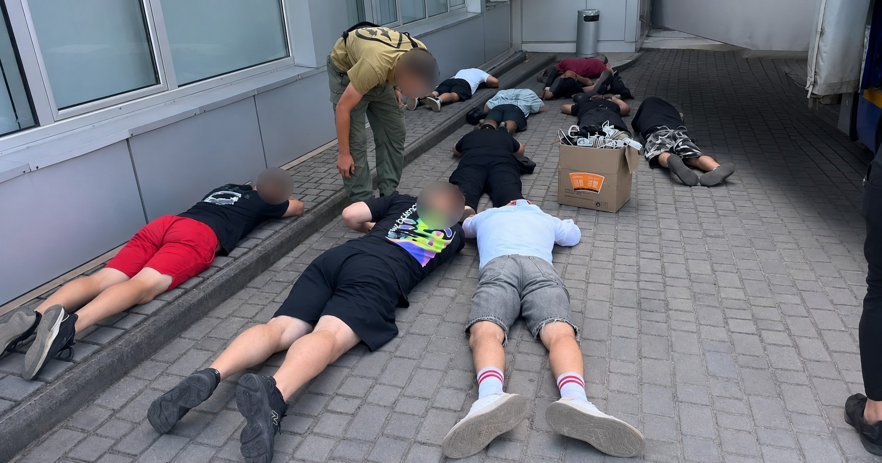 У Дніпрі тривають масштабні обшуки у справі шахрайських кол-центрів 17