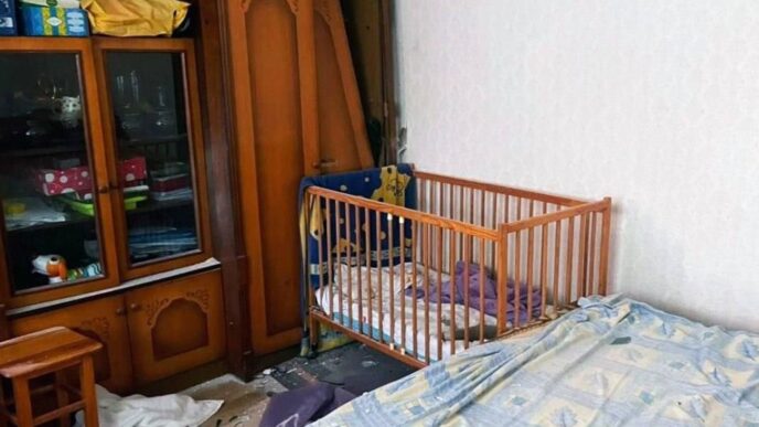 У Херсоні удар дрона: боєприпас потрапив у дитяче ліжко, 2‑річний хлопчик не постраждав 12 У Херсоні удар дрона: боєприпас потрапив у дитяче ліжко, 2‑річний хлопчик не постраждав 11