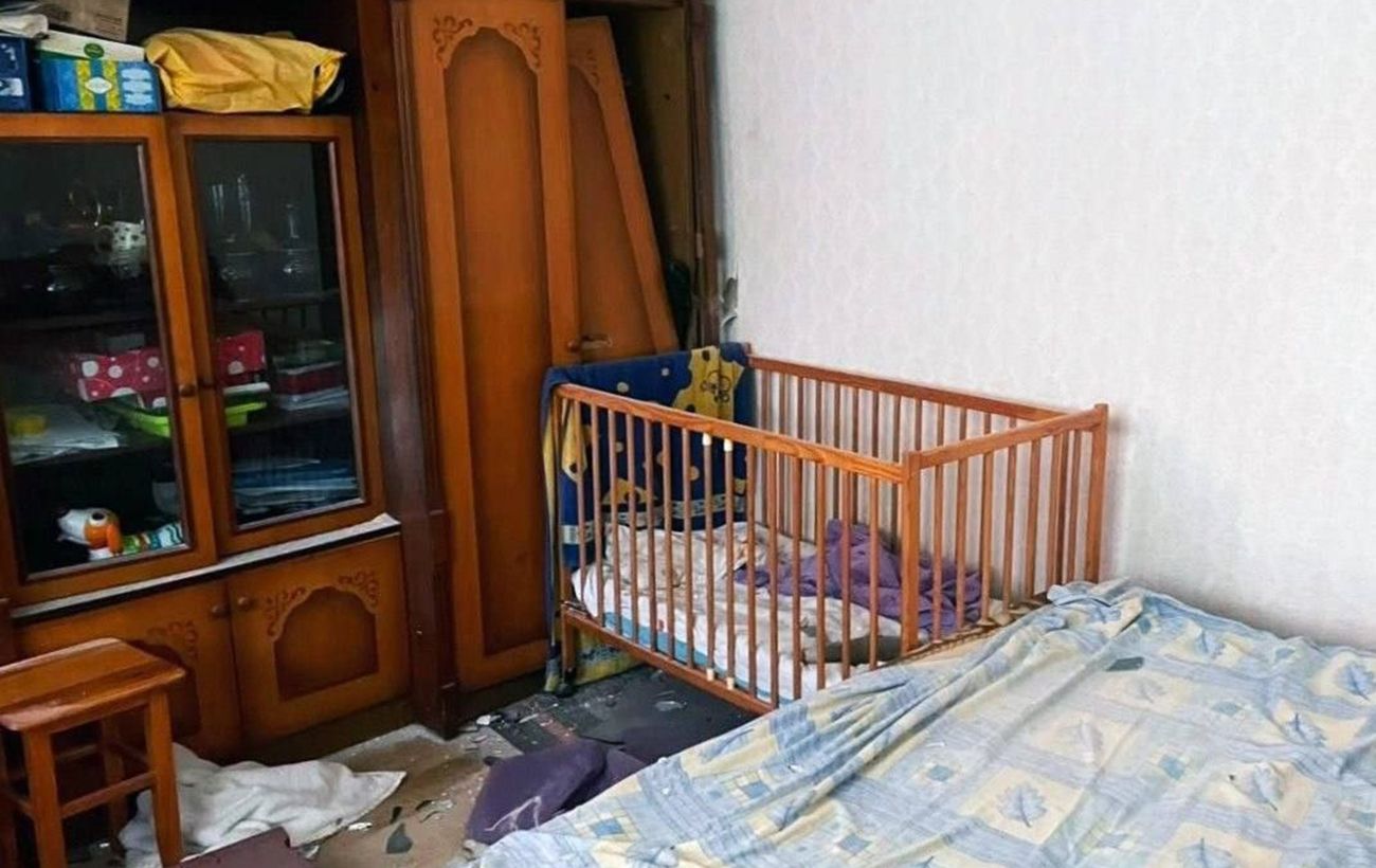 У Херсоні удар дрона: боєприпас потрапив у дитяче ліжко, 2‑річний хлопчик не постраждав 9