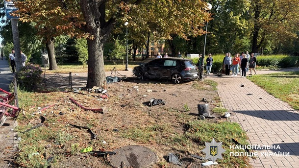 Трагічна ДТП у Солом'янському районі Києва: зіткнення легковика з автобусом і вїзд у зупинку 6 Трагічна ДТП у Солом'янському районі Києва: зіткнення легковика з автобусом і вїзд у зупинку 5