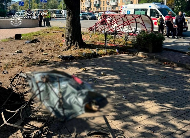 Трагічна ДТП у Солом'янському районі Києва: зіткнення легковика з автобусом і вїзд у зупинку 8 Трагічна ДТП у Солом'янському районі Києва: зіткнення легковика з автобусом і вїзд у зупинку 7