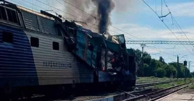 Безпілотник вразив приміський поїзд у Миколаївщині 25