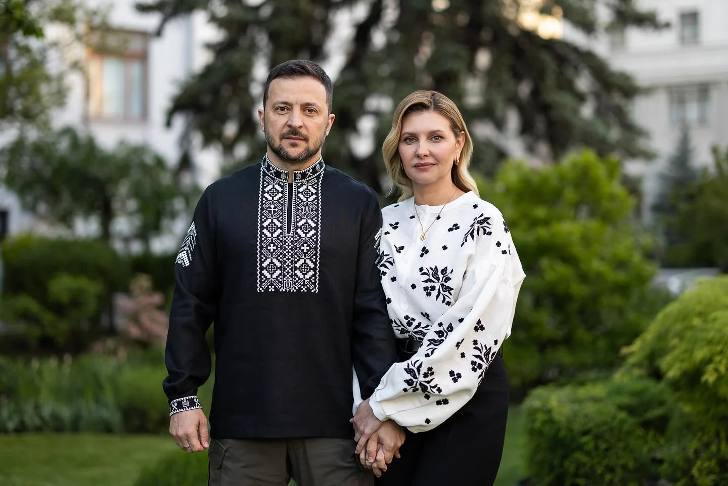 Стильні образи з українською вишивкою до Дня Незалежності: поради від Джамали, Ребрик та інших зірок 20 Стильні образи з українською вишивкою до Дня Незалежності: поради від Джамали, Ребрик та інших зірок 19