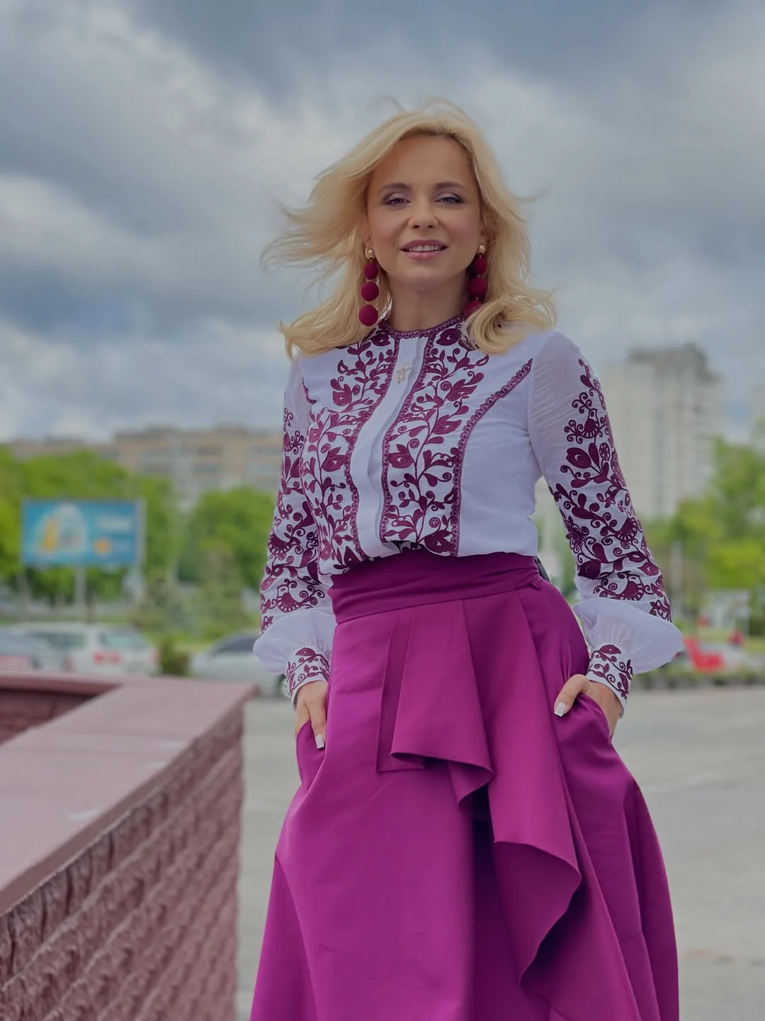 Стильні образи з українською вишивкою до Дня Незалежності: поради від Джамали, Ребрик та інших зірок 12 Стильні образи з українською вишивкою до Дня Незалежності: поради від Джамали, Ребрик та інших зірок 11